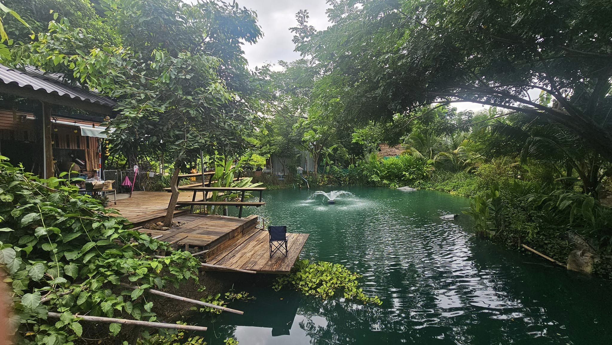 ริมสระน้ำ